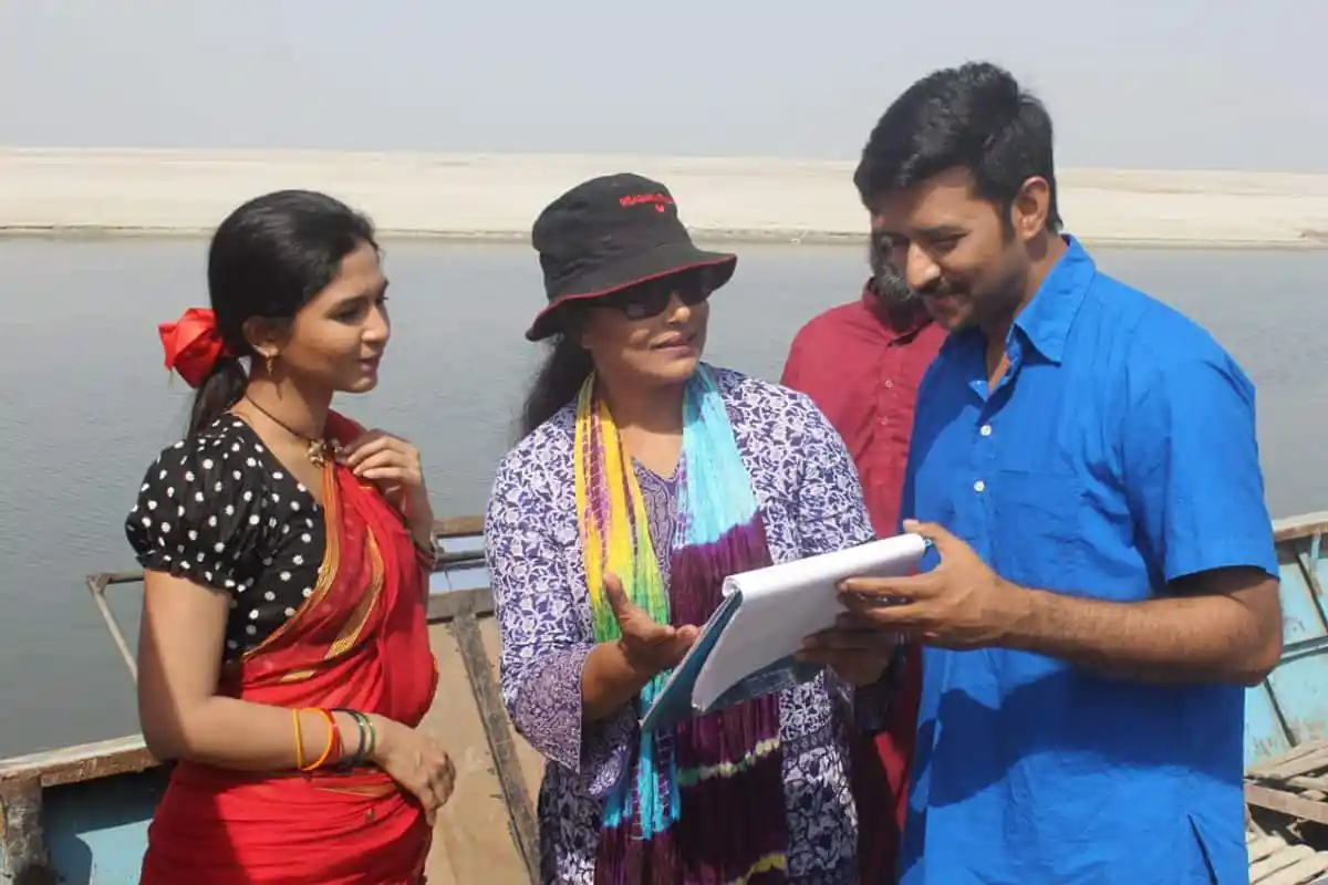 নদীর পাশে চারজন ব্যক্তি আলোচনা করছে, একজন মহিলা ও তিনজন পুরুষ. Channel i News - চ্যানেল আই নিউজ