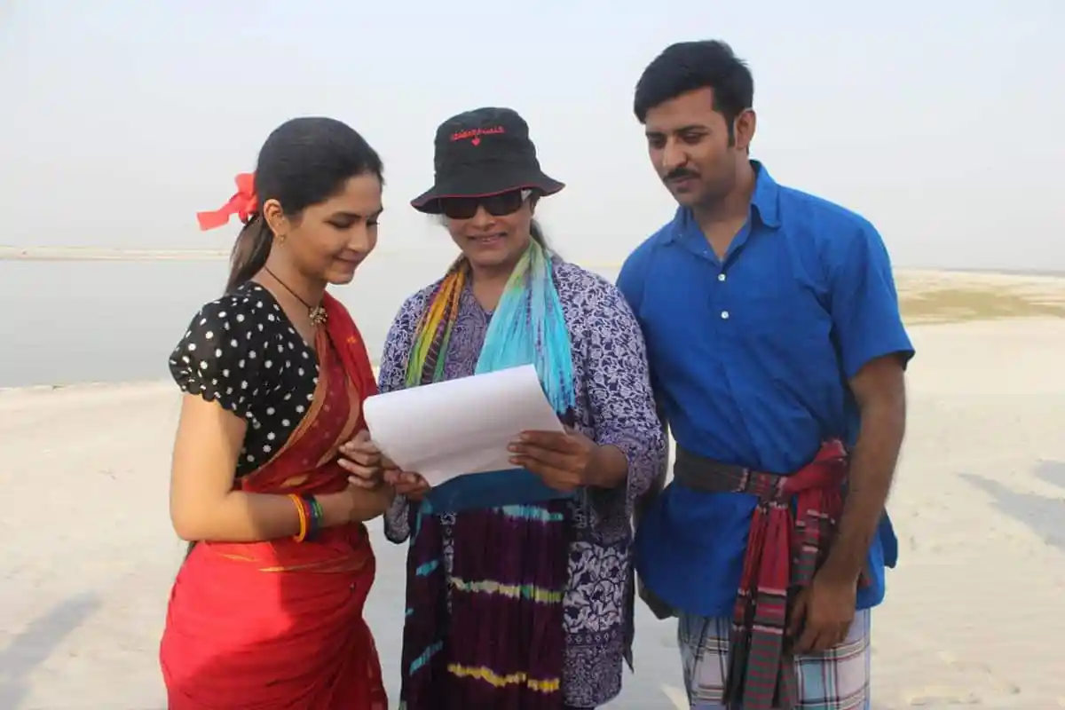 নিরব-স্পর্শিয়ার 'ফিরে দেখা' শুটিং সেটের ছবি, সৈকত পাশে. Channel i News - চ্যানেল আই নিউজ