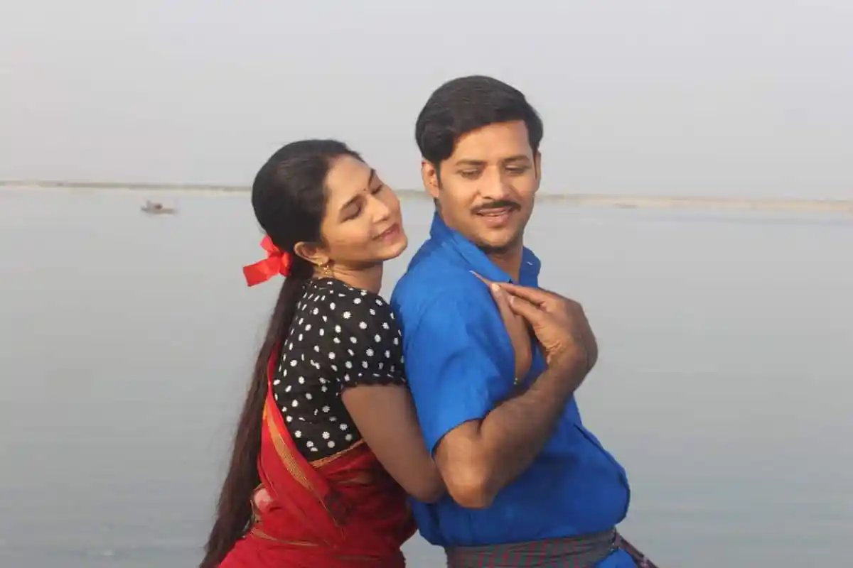 নদীর পাশে প্রেমিক-প্রেমিকা সুন্দর মুহূর্তে ছবি তুলছেন. Channel i News - চ্যানেল আই নিউজ