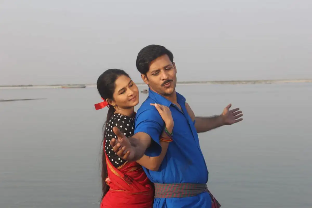 নদীর পাশে প্রেমিক-প্রেমিকা, শান্ত পরিবেশে ছবি. Channel i News - চ্যানেল আই নিউজ