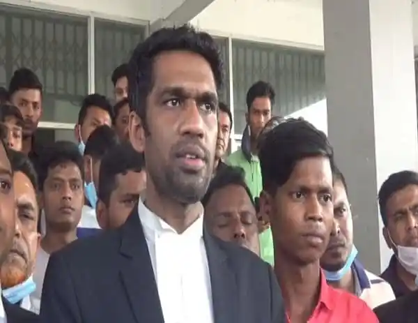 আদালত থেকে বের হচ্ছেন একজন আইনজীবী ও তার সঙ্গে অন্যরা. Channel i News - চ্যানেল আই নিউজ