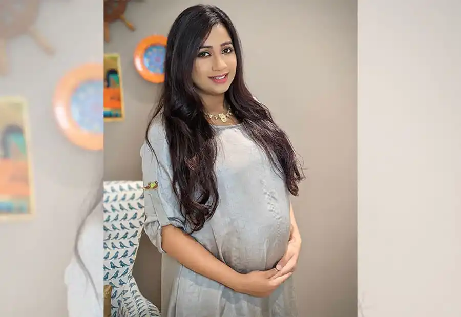 প্রেগন্যান্ট নারী হাসিমুখে ছবি, সুন্দর সাজে, ঘরে বসে. Channel i News - চ্যানেল আই নিউজ