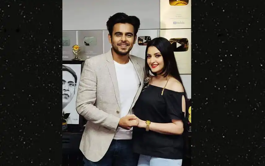 একজন পুরুষ ও একজন নারী হাসিমুখে একসঙ্গে ছবি তুলেছেন. Channel i News - চ্যানেল আই নিউজ