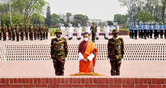 ভুটানের প্রধানমন্ত্রী জাতীয় বীরদের প্রতি শ্রদ্ধা নিবেদন করছেন. Channel i News - চ্যানেল আই নিউজ