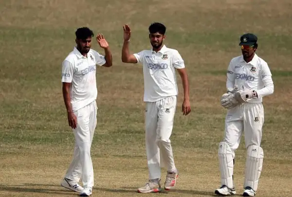 বাংলাদেশ ক্রিকেটাররা মাঠে, মুকিদুলের ৬ উইকেটের পর উল্লাস. Channel i News - চ্যানেল আই নিউজ