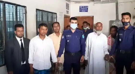 নির্বাচনী আদালত ভবনে সাক্ষ্যদানরত পুলিশ ও আইনজীবীরা. Channel i News - চ্যানেল আই নিউজ
