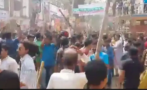 ব্রাহ্মণবাড়িয়ায় সংঘর্ষের সময় জনতার ভিড় ও ধাওয়া-পাল্টা ধাওয়া. Channel i News - চ্যানেল আই নিউজ