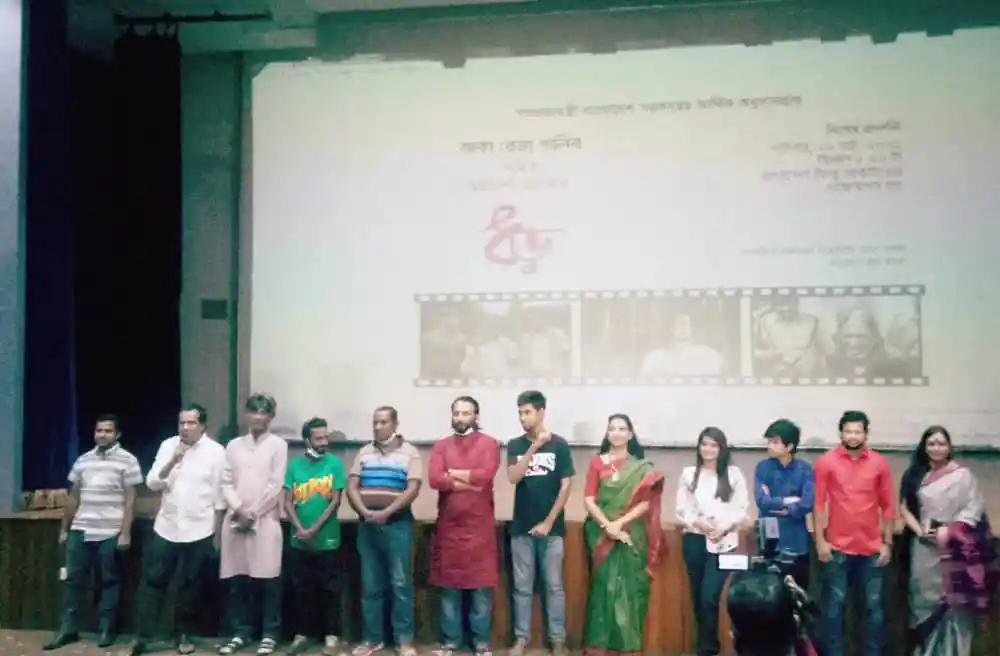 প্রদর্শনীতে অংশ নেওয়া শিল্পীরা একসঙ্গে ছবি তুলছেন. Channel i News - চ্যানেল আই নিউজ