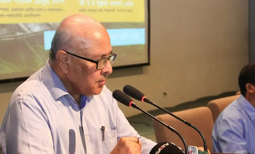 খোন্দকার ইব্রাহিম খালেদ বক্তৃতা দিচ্ছেন, পত্রিকা ও টেলিভিশন ক্যামেরার সামনে. Channel i News - চ্যানেল আই নিউজ