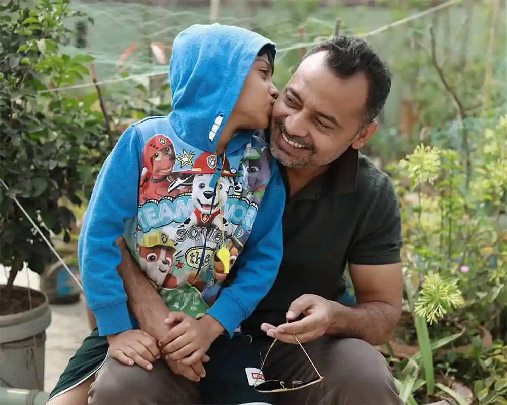 ছেলে বাবাকে চুমু খাচ্ছে, উচ্ছ্বাসে ভরপুর একটি পারিবারিক মুহূর্ত. Channel i News - চ্যানেল আই নিউজ