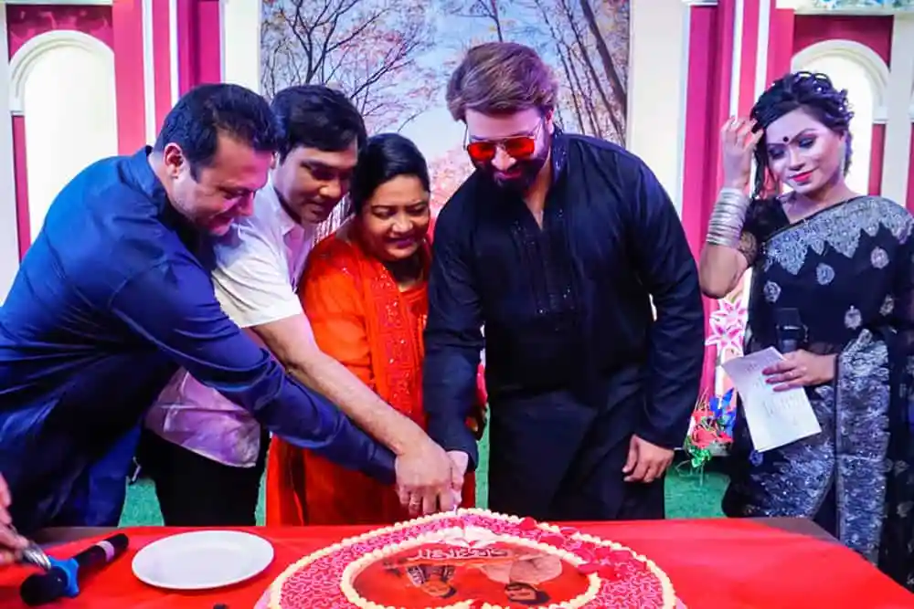 শাকিব খান ও অন্যান্য শিল্পীরা মহরত অনুষ্ঠানে অংশগ্রহণ করছেন. Channel i News - চ্যানেল আই নিউজ