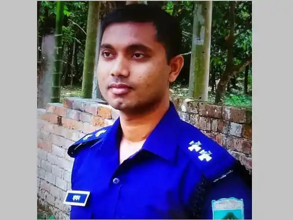 বাংলাদেশ পুলিশের এসআই নিজের ব্যবহৃত পিস্তল দিয়ে আত্মহত্যা করেন. Channel i News - চ্যানেল আই নিউজ