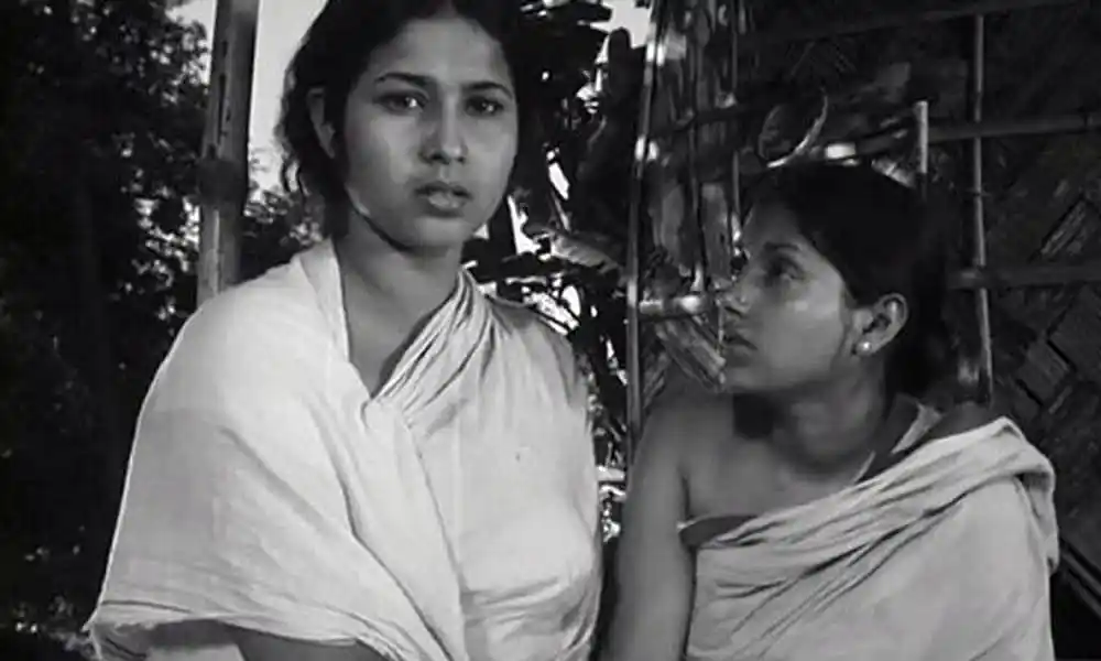 দুজন নারী, একজন তরুণ ও একজন বৃদ্ধ, একসঙ্গে কথা বলছেন. Channel i News - চ্যানেল আই নিউজ