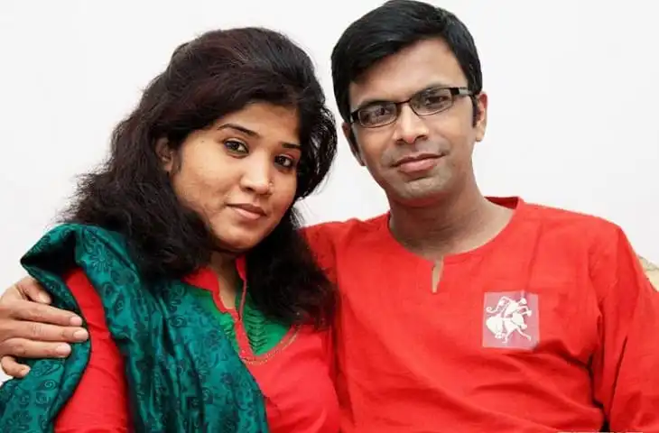 দুজন ব্যক্তি একসঙ্গে ছবি, একজনের হাতে অন্যের কাঁধে হাত. Channel i News - চ্যানেল আই নিউজ