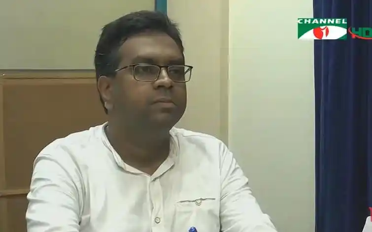 চ্যানেল আই রিপোর্টার বায়তুল মোকাররমে হামলার শিকার, সাক্ষাৎকার নিচ্ছেন।. Channel i News - চ্যানেল আই নিউজ