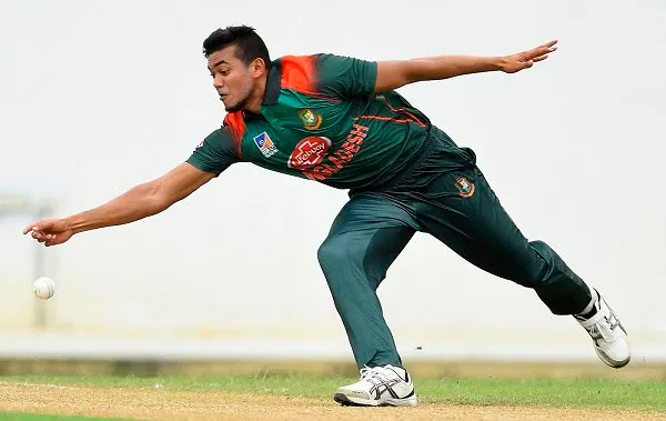 বাংলাদেশ ক্রিকেটার ড্রাইভিং করে বল ধরছেন, মাঠে ফিল্ডিং. Channel i News - চ্যানেল আই নিউজ