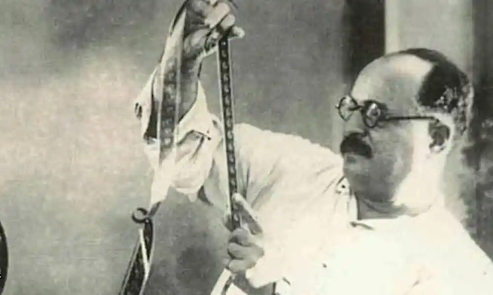 বঙ্গবন্ধু শেখ মুজিবুর রহমানের ছবি, তিনি একটি লম্বা রশি ধরে আছেন. Channel i News - চ্যানেল আই নিউজ