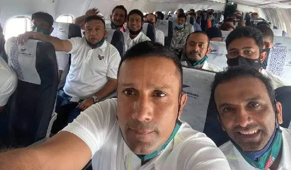 বাংলাদেশের ক্রিকেট লিজেন্ডরা বিমানে যাত্রা করছেন. Channel i News - চ্যানেল আই নিউজ