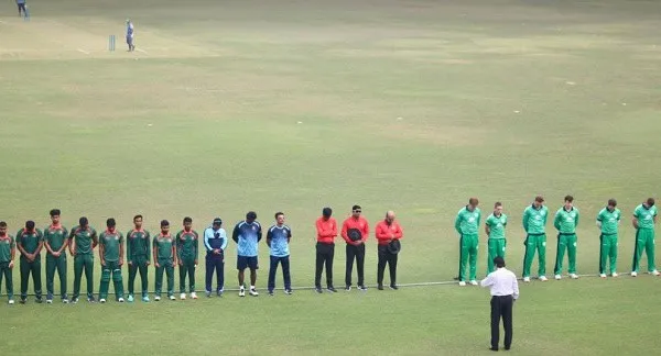 ক্রিকেট মাঠে বাংলাদেশ ও আয়ারল্যান্ড দলের খেলোয়াড়রা দাঁড়িয়ে আছে. Channel i News - চ্যানেল আই নিউজ