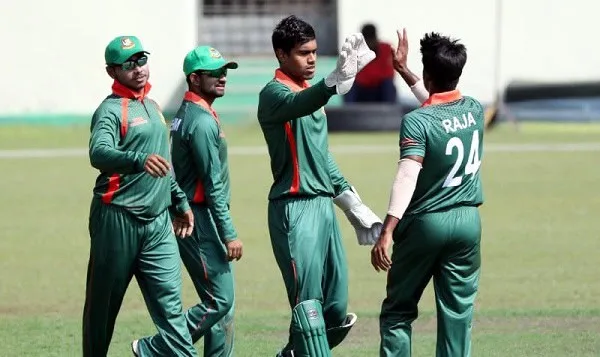 বাংলাদেশ ইমার্জিং ক্রিকেট দলের খেলোয়াড়রা মাঠে একসাথে শুভেচ্ছা বিনিময় করছে. Channel i News - চ্যানেল আই নিউজ