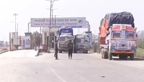 পেট্রাপোল বন্দরে পণ্যবাহী ট্রাকের সারি দেখা যাচ্ছে. Channel i News - চ্যানেল আই নিউজ
