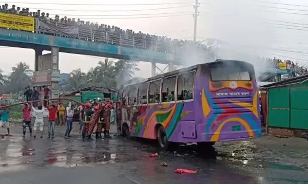 চালকহীন বাসে আগুন, কুমিল্লায় গ্যাস সিলিন্ডার বিস্ফোরণে নিহত ২. Channel i News - চ্যানেল আই নিউজ