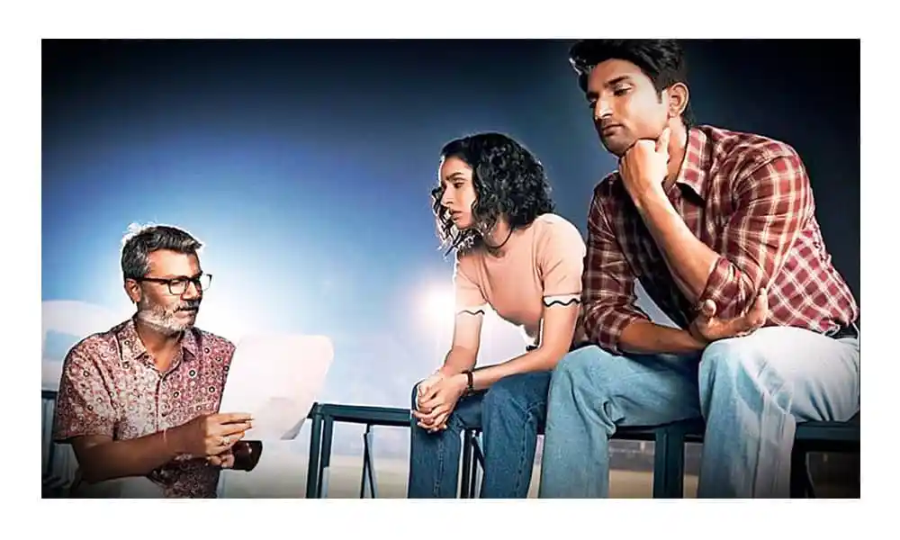 পরিবারের সঙ্গে আলোচনা করছে যুবক, মনোযোগী ও চিন্তিত. Channel i News - চ্যানেল আই নিউজ