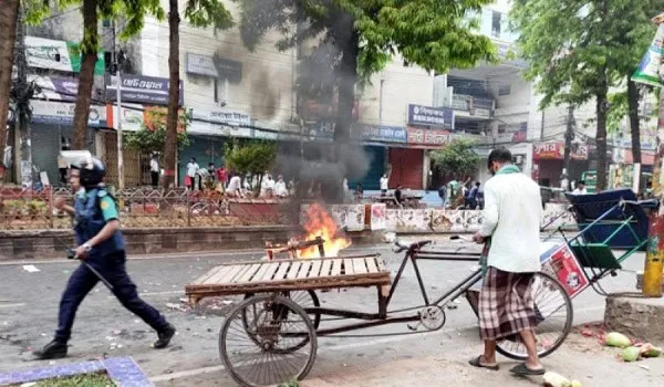 চট্টগ্রামে পুলিশ-বিএনপি সংঘর্ষের সময় আগুনে পুড়ে যাচ্ছে একটি কাঠের ট্রলি. Channel i News - চ্যানেল আই নিউজ