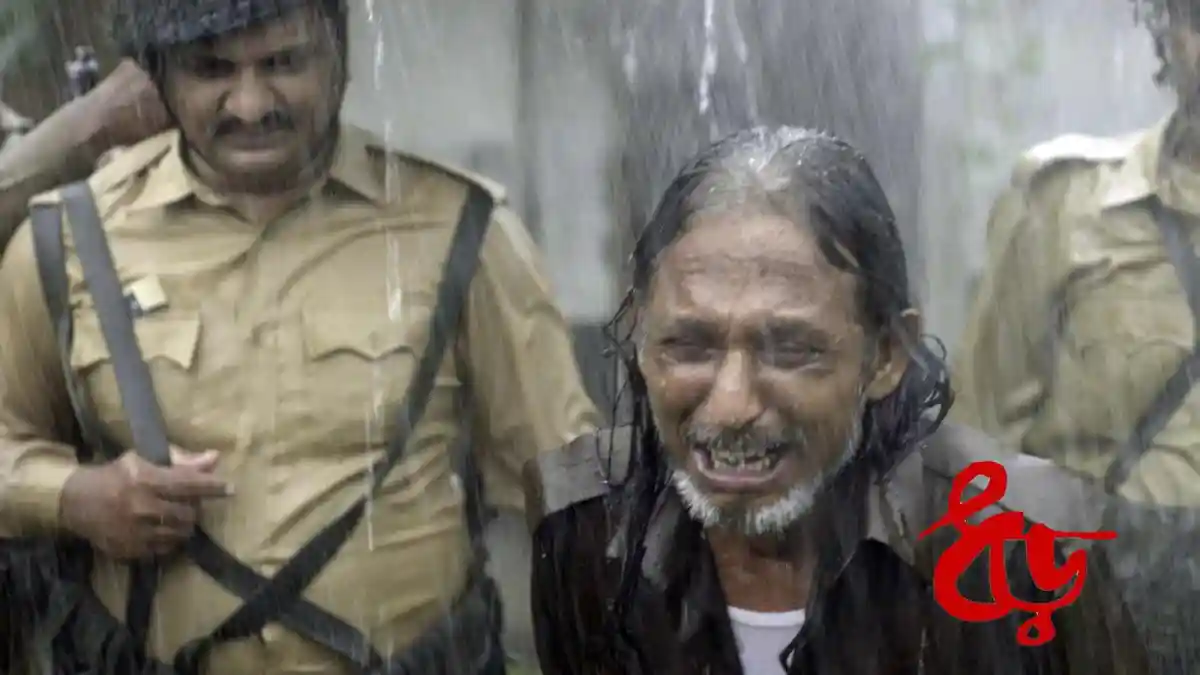 প্রদর্শনীতে অংশগ্রহণকারী একজন শিল্পী বৃষ্টিতে ভিজছেন. Channel i News - চ্যানেল আই নিউজ