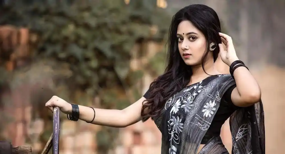 চিত্রনায়িকা দীঘি সুন্দর পোশাক ও সাজে, দর্শকদের মন জয় করছেন. Channel i News - চ্যানেল আই নিউজ