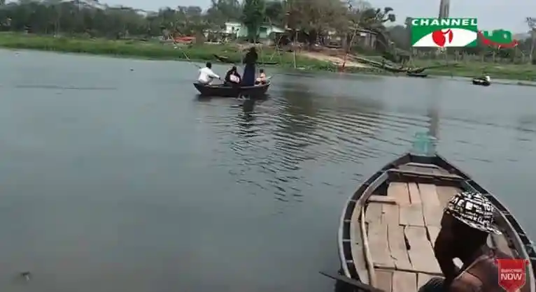 নদীতে ছোট নৌকায় মানুষ চলাচল করছে, দুর্যোগপূর্ণ পরিস্থিতি. Channel i News - চ্যানেল আই নিউজ