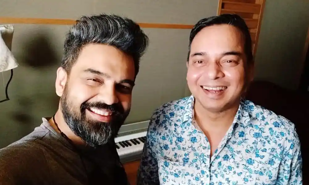 জিকো ও হাবীব হাসিমুখে ছবি তুলেছেন. Channel i News - চ্যানেল আই নিউজ