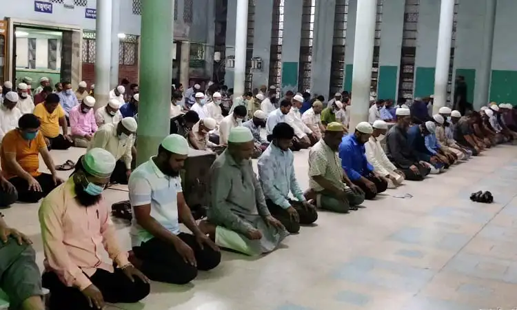 শবে বরাতের রাতে মুসল্লিরা মসজিদে নামাজের জন্য প্রার্থনা করছেন. Channel i News - চ্যানেল আই নিউজ
