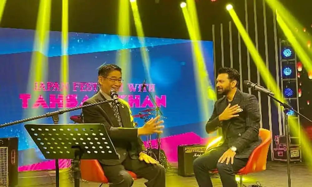 তাহসান ও জাপানি শিল্পী একসঙ্গে স্টেজে পারফর্ম করছেন. Channel i News - চ্যানেল আই নিউজ