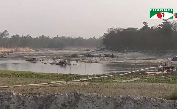 করতোয়া নদীতে বালু ও পাথর উত্তোলনের দৃশ্য. Channel i News - চ্যানেল আই নিউজ