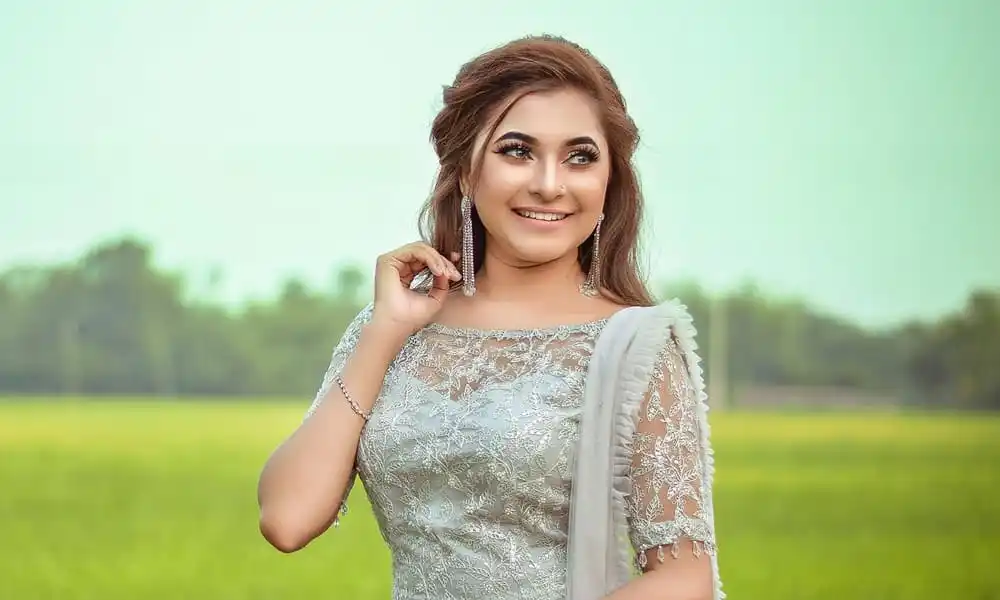 প্রাকৃতিক পরিবেশে হাস্যোজ্জ্বল তরুণী ছবি. Channel i News - চ্যানেল আই নিউজ