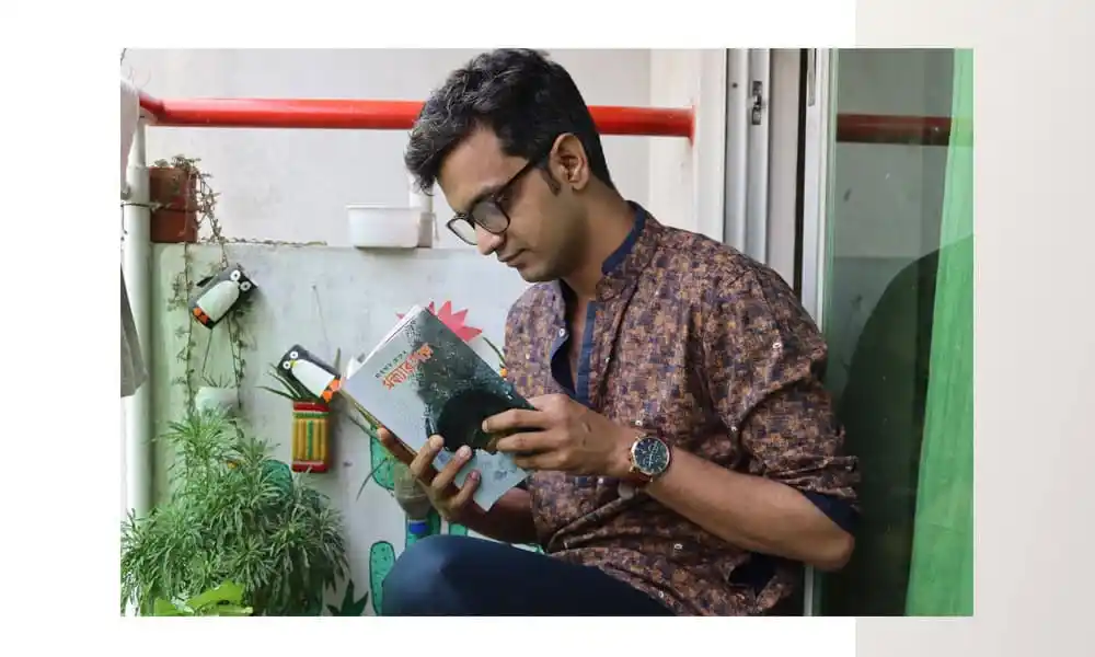 একজন যুবক বই পড়ছেন, চ্যানেল আই অনলাইন সংবাদ সংক্রান্ত ছবি. Channel i News - চ্যানেল আই নিউজ