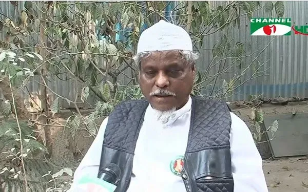 বাংলাদেশি ব্যক্তি গাছের পাশে দাঁড়িয়ে, পাগড়ি পরা, সংবাদ সংগ্রহের জন্য প্রস্তুত. Channel i News - চ্যানেল আই নিউজ