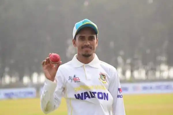 বাংলাদেশি ক্রিকেটার হাসান মুরাদ বল হাতে, উইকেটের পাশে মাঠে দাঁড়িয়ে. Channel i News - চ্যানেল আই নিউজ
