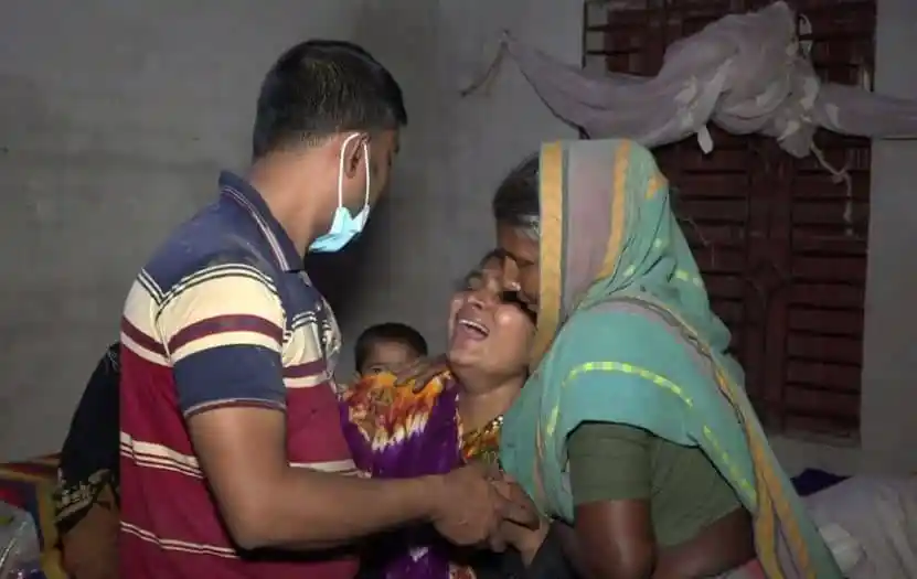 দুজন নারী ও একজন পুরুষের আবেগপূর্ণ সাক্ষাৎ, কান্নার মুহূর্ত. Channel i News - চ্যানেল আই নিউজ