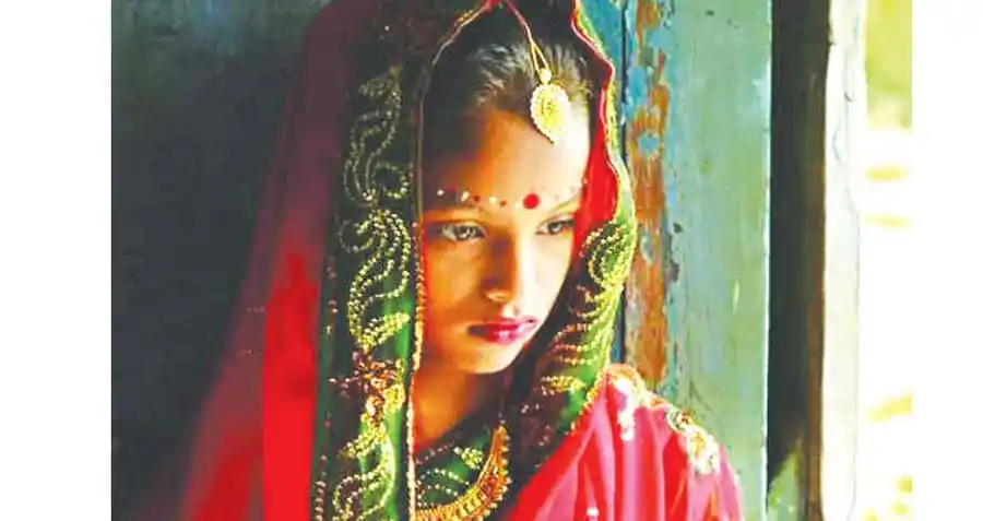 বাল্যবিয়ের বিরুদ্ধে প্রতিবাদী কিশোরী, বাংলার ঐতিহ্যবাহী পোশাক পরা. Channel i News - চ্যানেল আই নিউজ