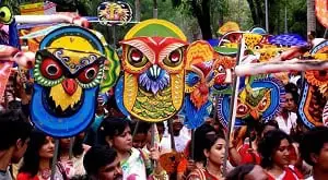 বৈচিত্র্যময় পাখির মুখোশের সাথে মানুষের সমাবেশ, উৎসবের দৃশ্য. Channel i News - চ্যানেল আই নিউজ