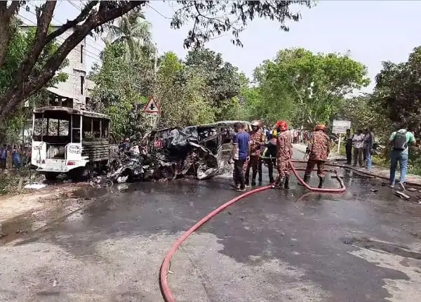 সড়ক দুর্ঘটনায় আহতদের উদ্ধার কাজ চলছে, ধ্বংসস্তূপের পাশে ফায়ার সার্ভিস কর্মীরা. Channel i News - চ্যানেল আই নিউজ