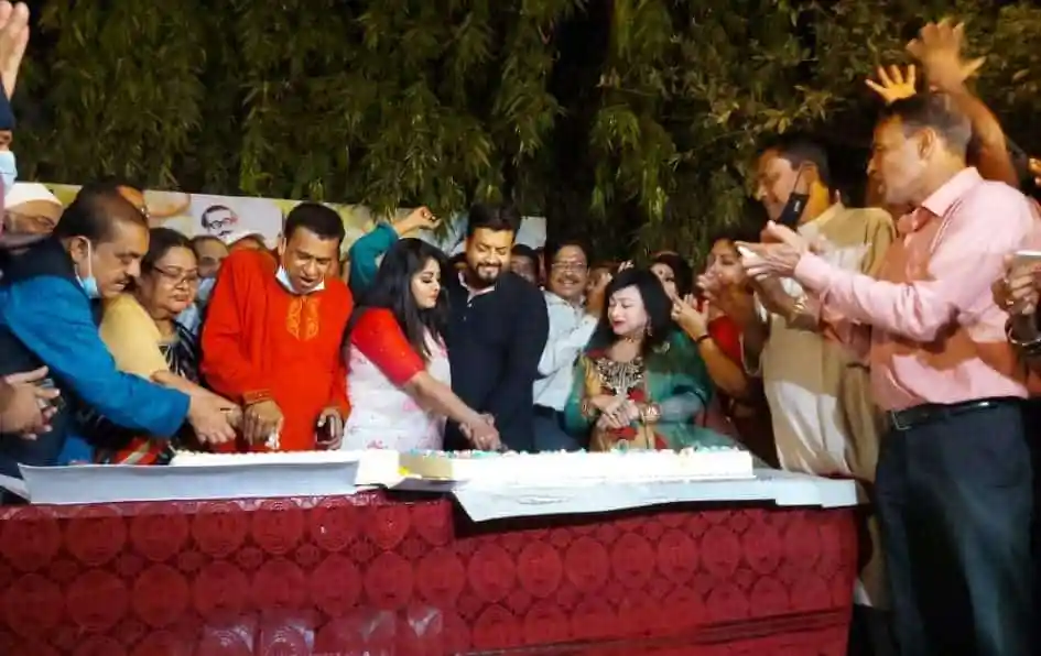 এফডিসিতে বঙ্গবন্ধুর জন্মদিনে তারার মেলা উদযাপন, অনেক মানুষ উপস্থিত. Channel i News - চ্যানেল আই নিউজ