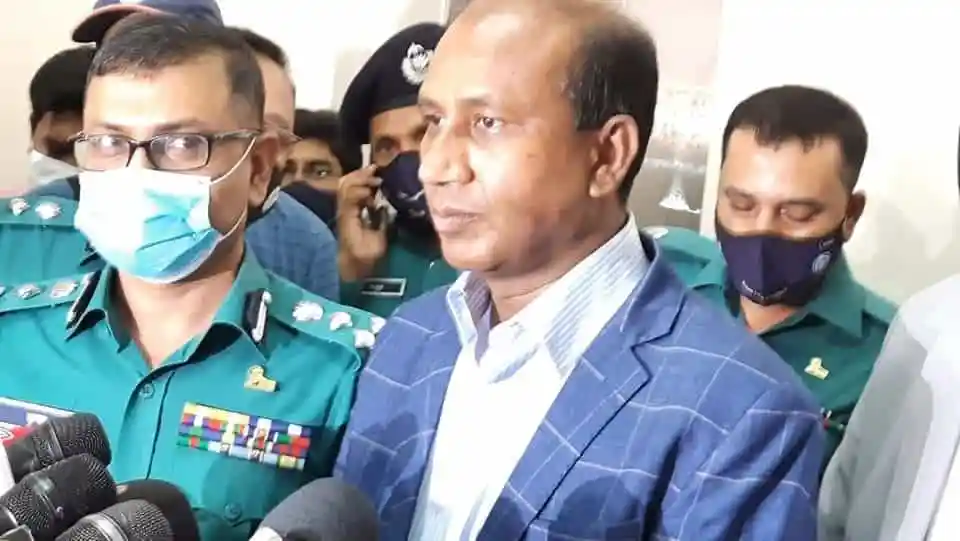 মনিরুলের সাক্ষাৎকারে সাংবাদিকরা প্রশ্ন করছেন, পুলিশ কর্মকর্তারা উপস্থিত. Channel i News - চ্যানেল আই নিউজ