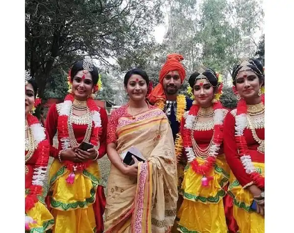 বাংলাদেশি নারীরা ঐতিহ্যবাহী পোশাকে সাংস্কৃতিক অনুষ্ঠানে অংশগ্রহণ করছে. Channel i News - চ্যানেল আই নিউজ