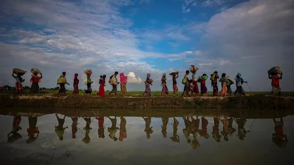 রোহিঙ্গা শরণার্থীরা নদীর পাড়ে চলাচল করছে. Channel i News - চ্যানেল আই নিউজ