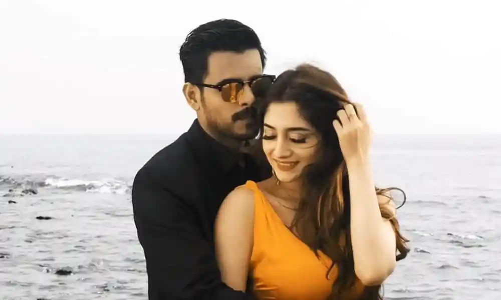 প্রেমিক প্রেমিকা সমুদ্রের পাশে রোমান্টিক মুহূর্ত উপভোগ করছে. Channel i News - চ্যানেল আই নিউজ