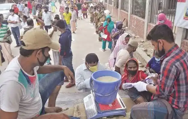 জনপ্রতিনিধি ও স্বেচ্ছাসেবকরা চাল ও আটা বিতরণ করছেন. Channel i News - চ্যানেল আই নিউজ