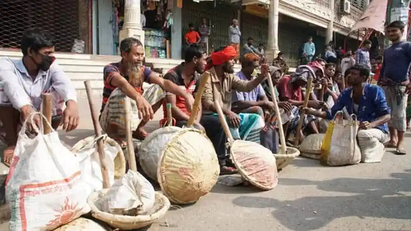 লকডাউনে ক্ষতিগ্রস্ত মানুষের জন্য সাহায্য সংগ্রহে বসে মানুষ. Channel i News - চ্যানেল আই নিউজ